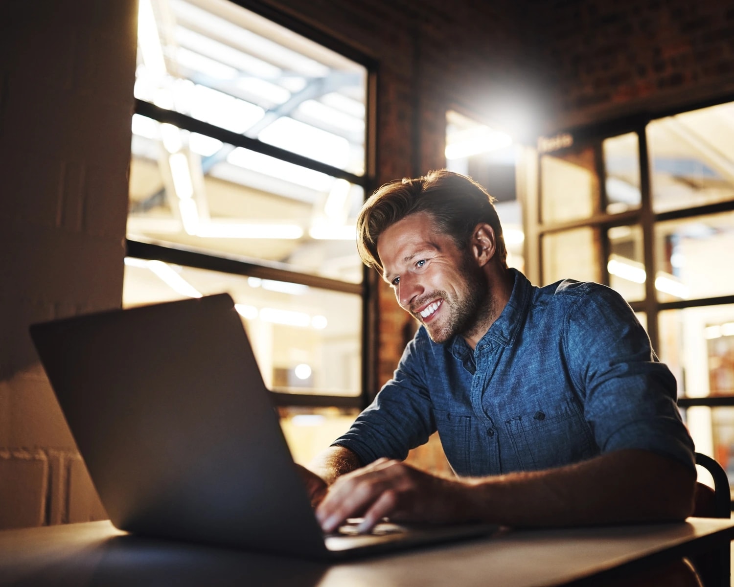 Vendedor tranquilo acompanhando o negócio no computador